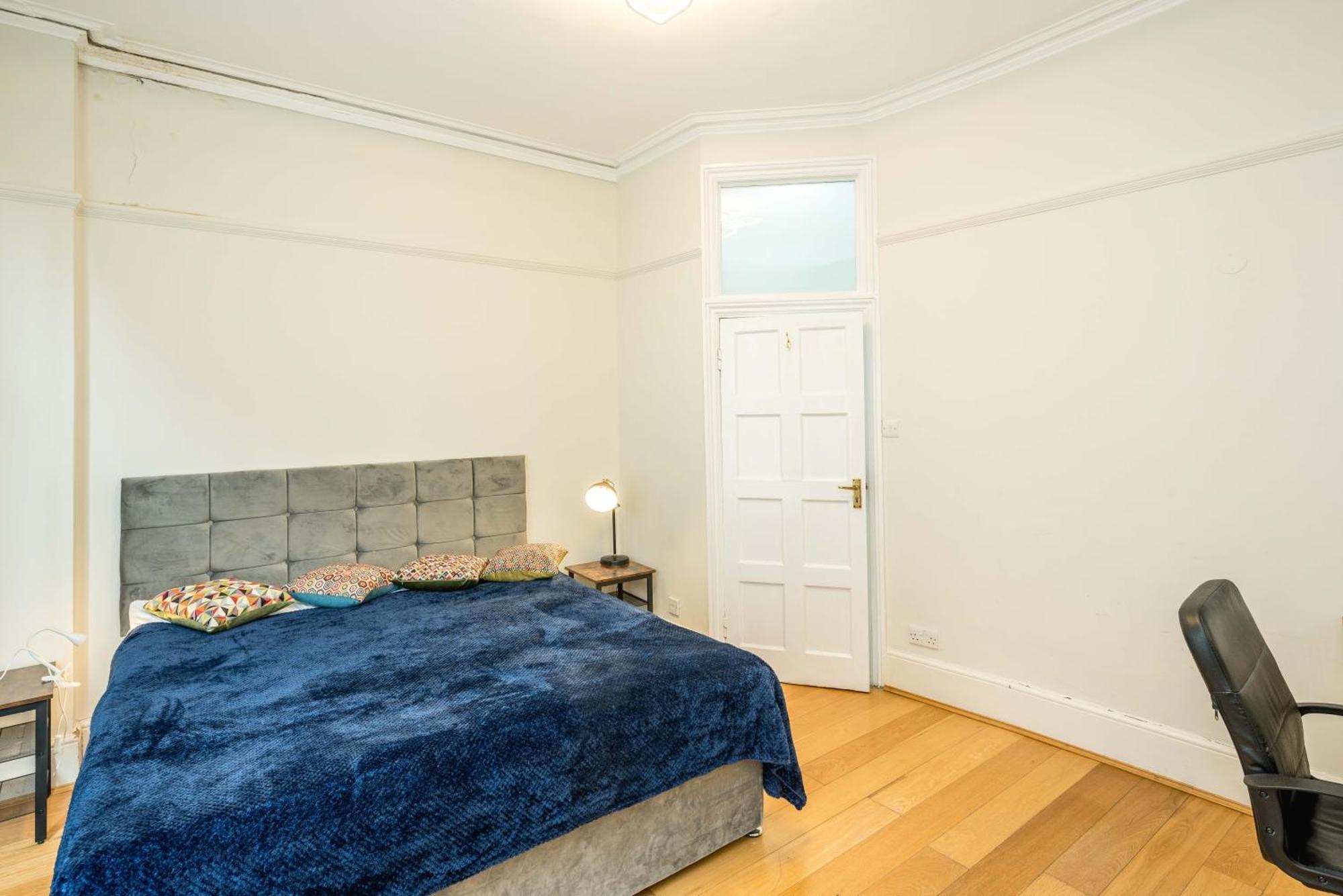 Ferienwohnung Four Beds By The Station London Exterior foto