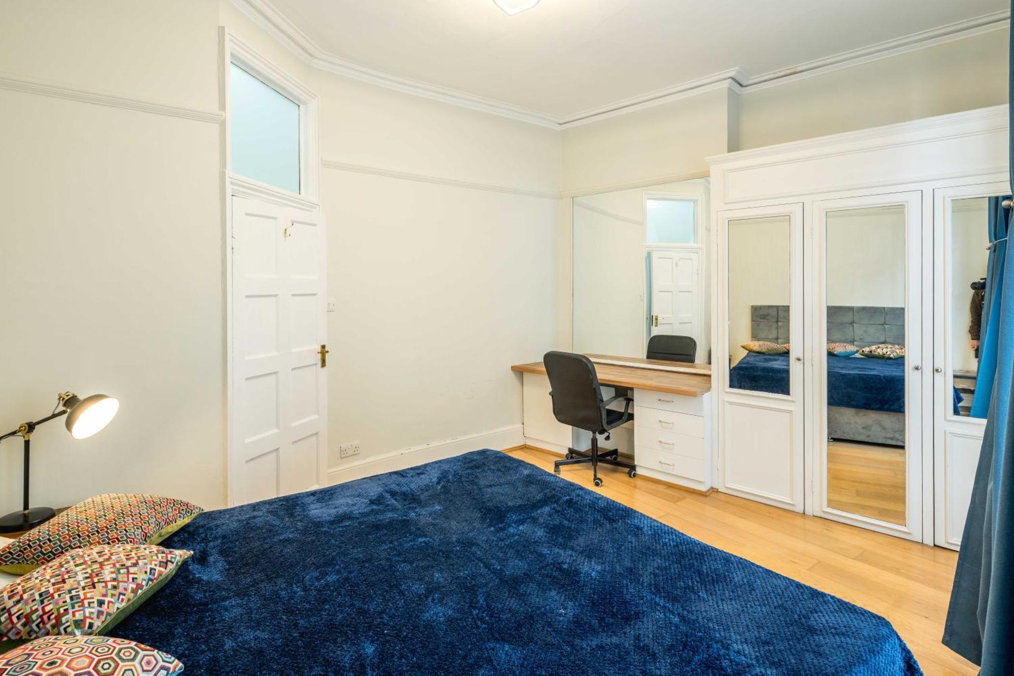 Ferienwohnung Four Beds By The Station London Exterior foto